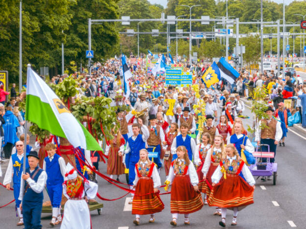 XIII Noorte Laulu- ja Tantsupeo rongkäik (seeria)