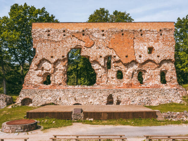 Viljandi ordulinnuse varemed